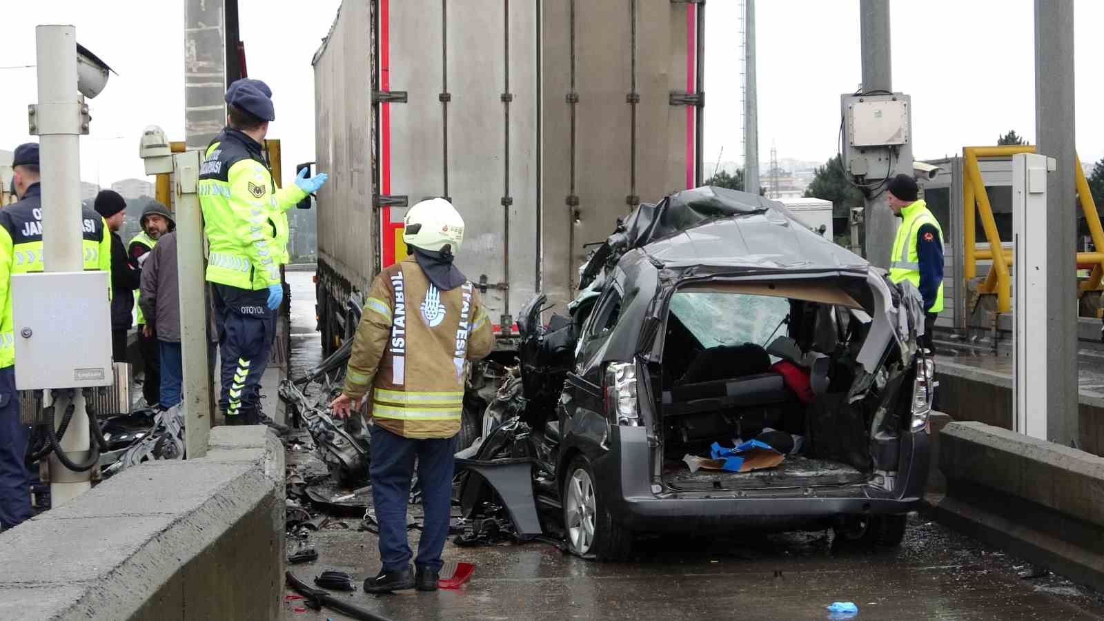 Kuzey Marmara Otoyolu gişelerinde feci kaza: Araç tırın altına girdi, 1 kişi hayatını kaybetti