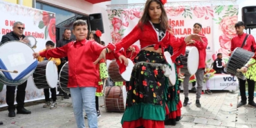 Romanlar Günü renkli görüntülerle kutlandı: Taburelere çıkıp oynadılar