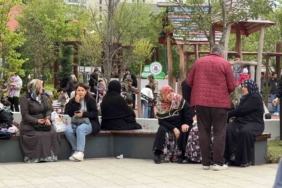 Deprem sonrası kendini sokağa atan vatandaşlar parklara ve boş alanlara akın etti