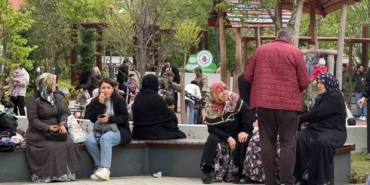 Deprem sonrası kendini sokağa atan vatandaşlar parklara ve boş alanlara akın etti