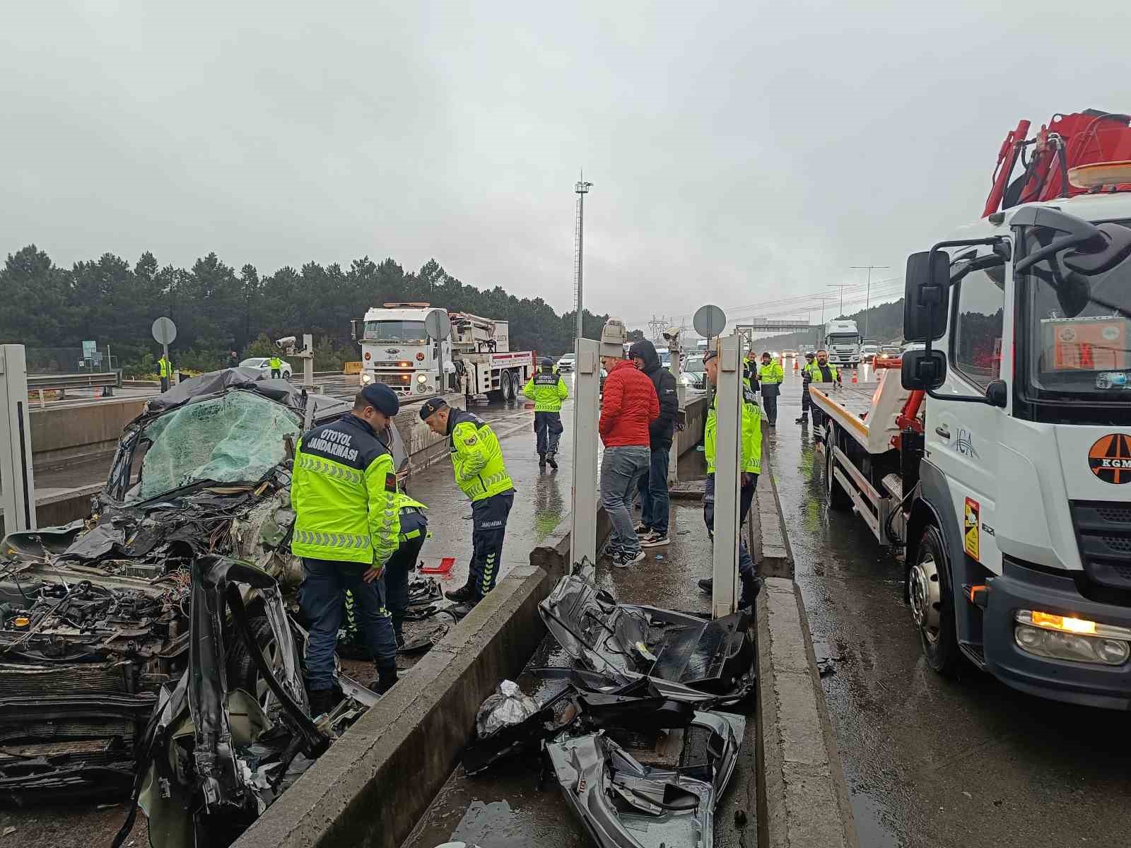 Kuzey Marmara Otoyolu Gişeler’de araç tırın altına girdi: 1 ölü
