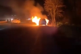 Seyir halindeki otomobil alev topuna döndü