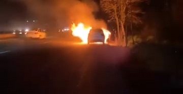 Seyir halindeki otomobil alev topuna döndü