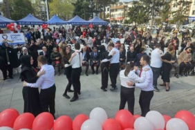 Otizm Farkındalık Günü Gölcük’te renkli görüntülere sahne oldu