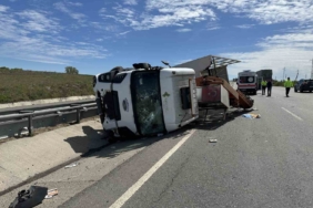 Devrilen kamyon sürücüsü yaralandı