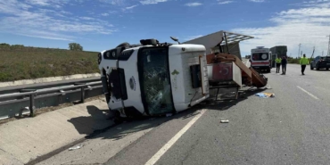 Devrilen kamyon sürücüsü yaralandı