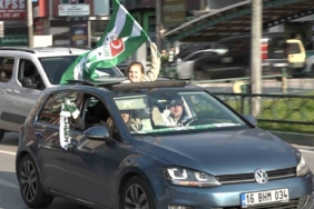 Bursasporlu taraftarlar şampiyonluk coşkusuyla sokaklara akın etti