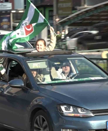 Bursasporlu taraftarlar şampiyonluk coşkusuyla sokaklara akın etti