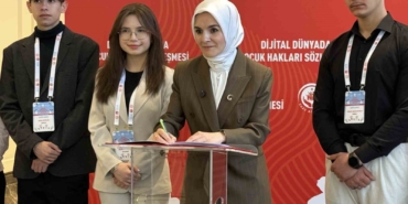 Aile ve Sosyal Hizmetler Bakanı Göktaş, "Dijital Dünyada Çocuk Hakları Sözleşmesi"nin ilk imzasını attı