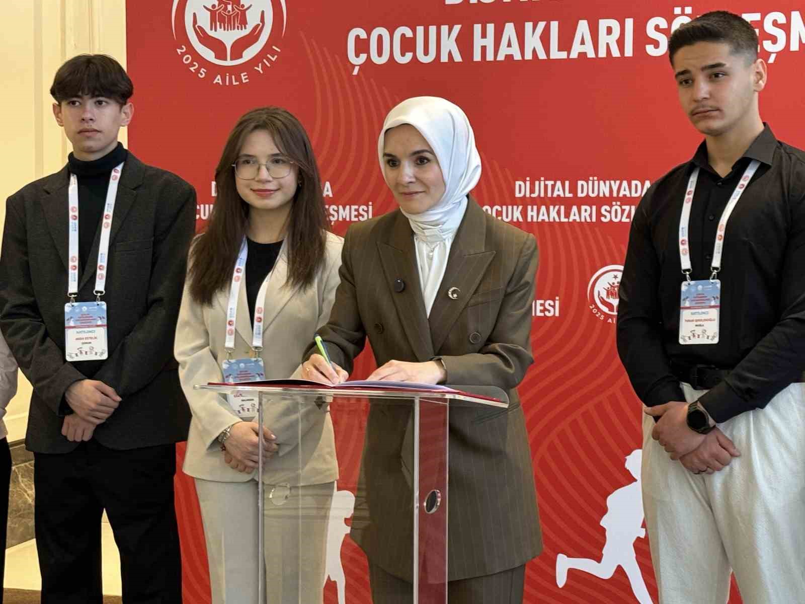Aile ve Sosyal Hizmetler Bakanı Göktaş, "Dijital Dünyada Çocuk Hakları Sözleşmesi"nin ilk imzasını attı