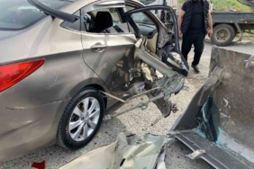 Ayvalık’ta iş makinesi ile otomobil çarpıştı: 1 çocuk ve 1 hamile kadın yaralandı