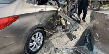 Ayvalık’ta iş makinesi ile otomobil çarpıştı: 1 çocuk ve 1 hamile kadın yaralandı