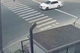 Pendik’te yaya geçidinde otomobilin altında kalmaktan son anda kurtuldu... O anlar kamerada
