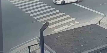 Pendik’te yaya geçidinde otomobilin altında kalmaktan son anda kurtuldu... O anlar kamerada