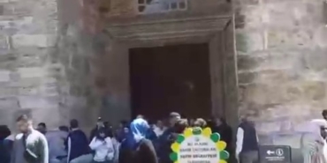 Ayasofya’da depreme yakalananlar kendilerini panikle dışarı attı