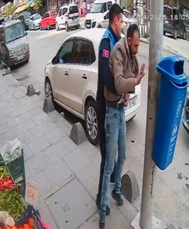 Sultangazi’de Zabıtadan genç adama hayat kurtaran heimlich manevrası