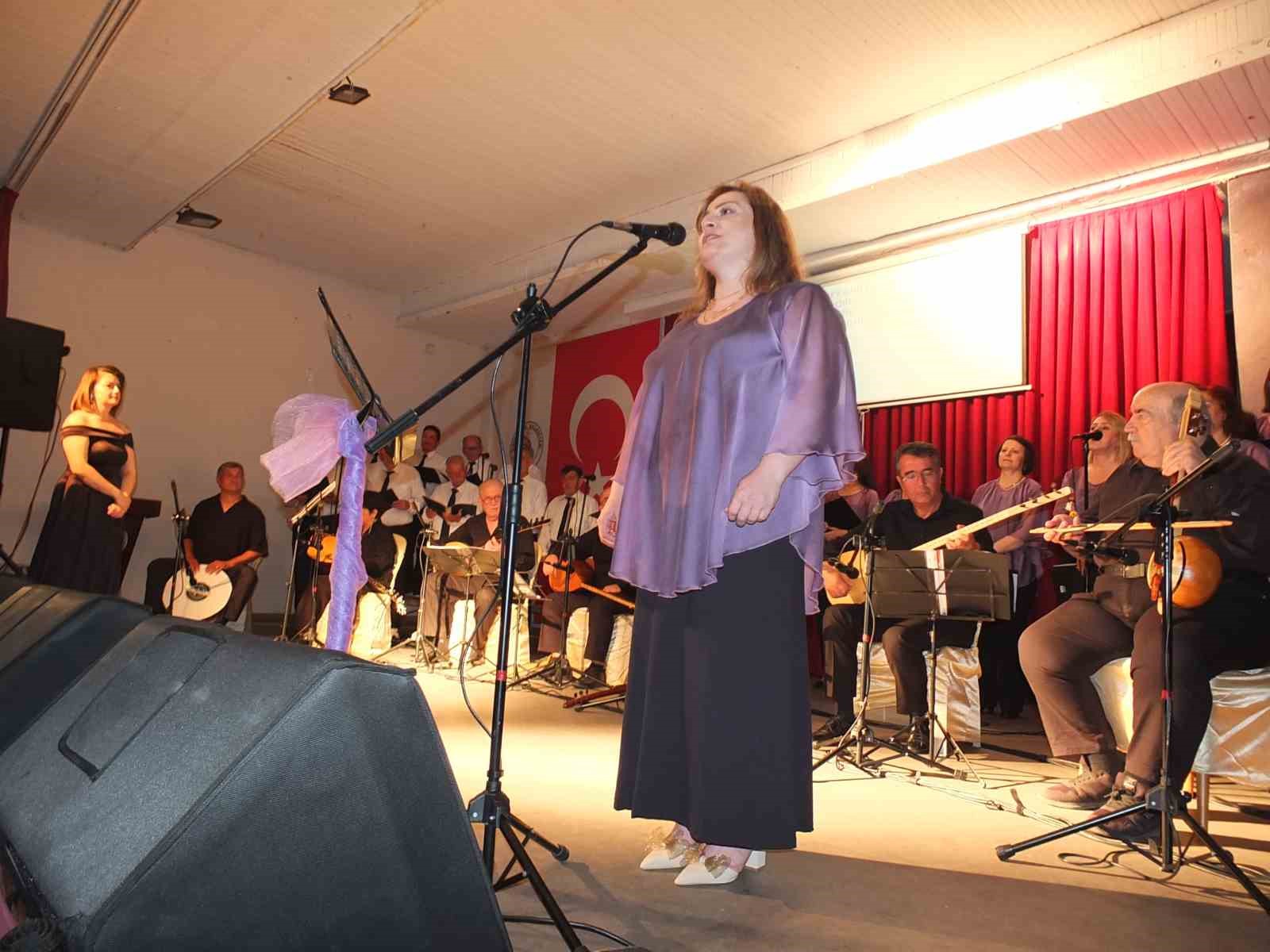 Balıkesir’de Halk Eğitimi Korosu 7’ni konserini verdi