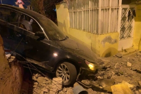 Üsküdar’da otomobil evin bahçesine uçtu, sürücü kaçtı