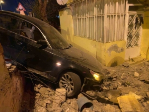Üsküdar’da otomobil evin bahçesine uçtu, sürücü kaçtı