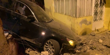Üsküdar’da otomobil evin bahçesine uçtu, sürücü kaçtı