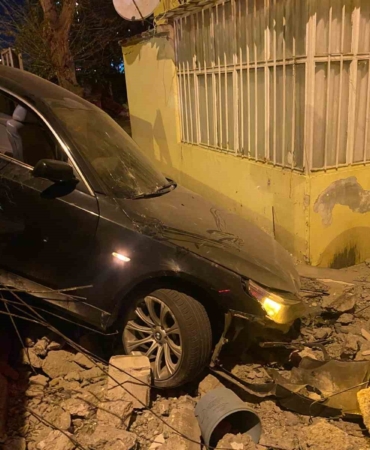 Üsküdar’da otomobil evin bahçesine uçtu, sürücü kaçtı