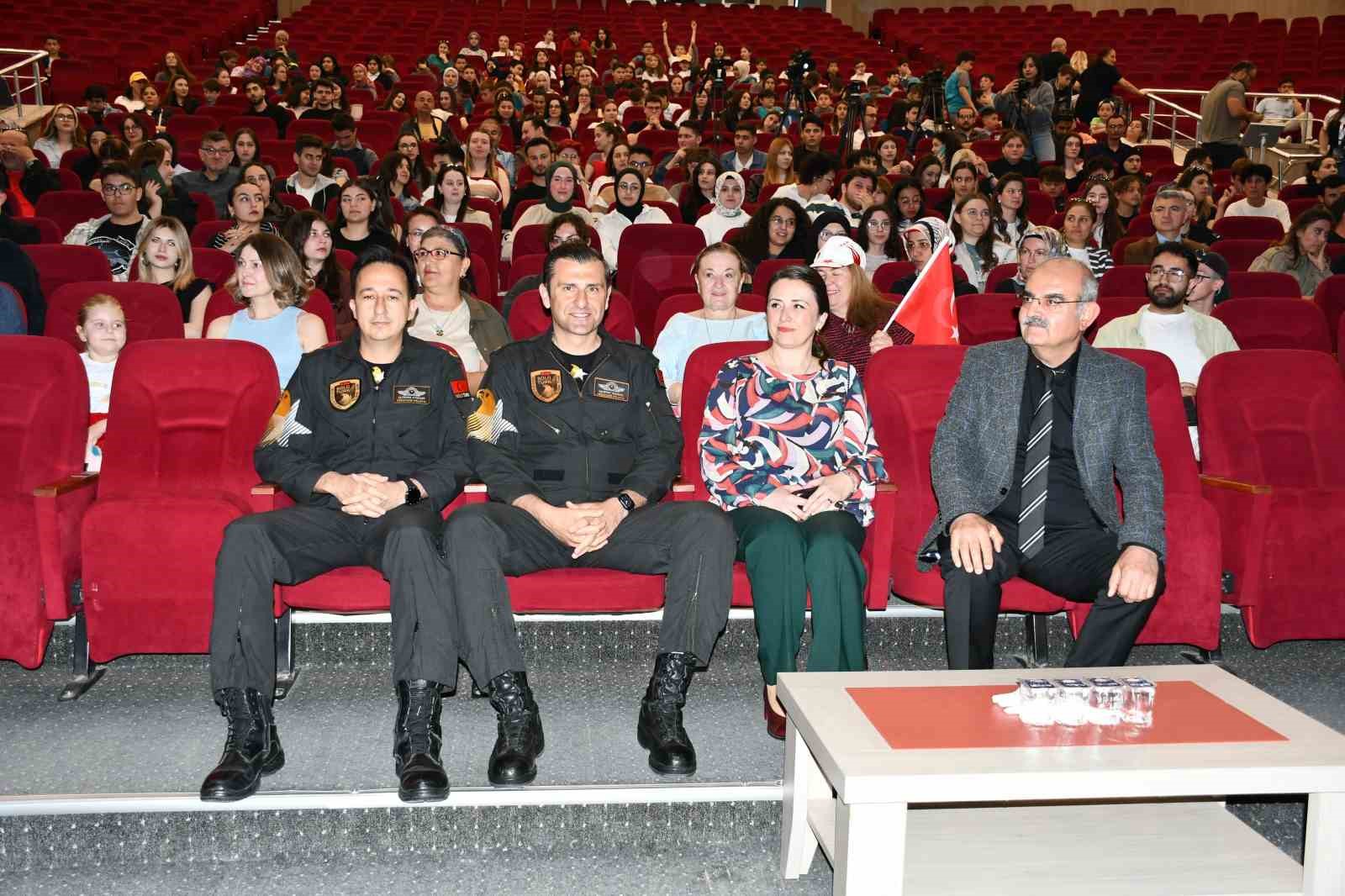 SOLOTÜRK Pilotu Bakıcı: "Ay yıldızlı bayrağımız dalgalandıkça bizlerin maneviyatı arşa çıkıyor. Bu gururu inanılmaz şekilde yaşıyoruz"