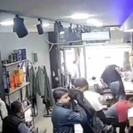 Arnavutköy’de deprem esnasında berber tıraş ettiği çocuğu omuzlayarak dışarı çıktı