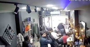 Arnavutköy’de deprem esnasında berber tıraş ettiği çocuğu omuzlayarak dışarı çıktı