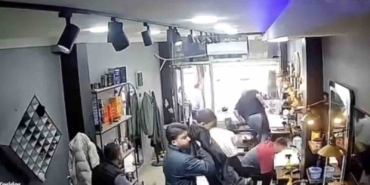 Arnavutköy’de deprem esnasında berber tıraş ettiği çocuğu omuzlayarak dışarı çıktı