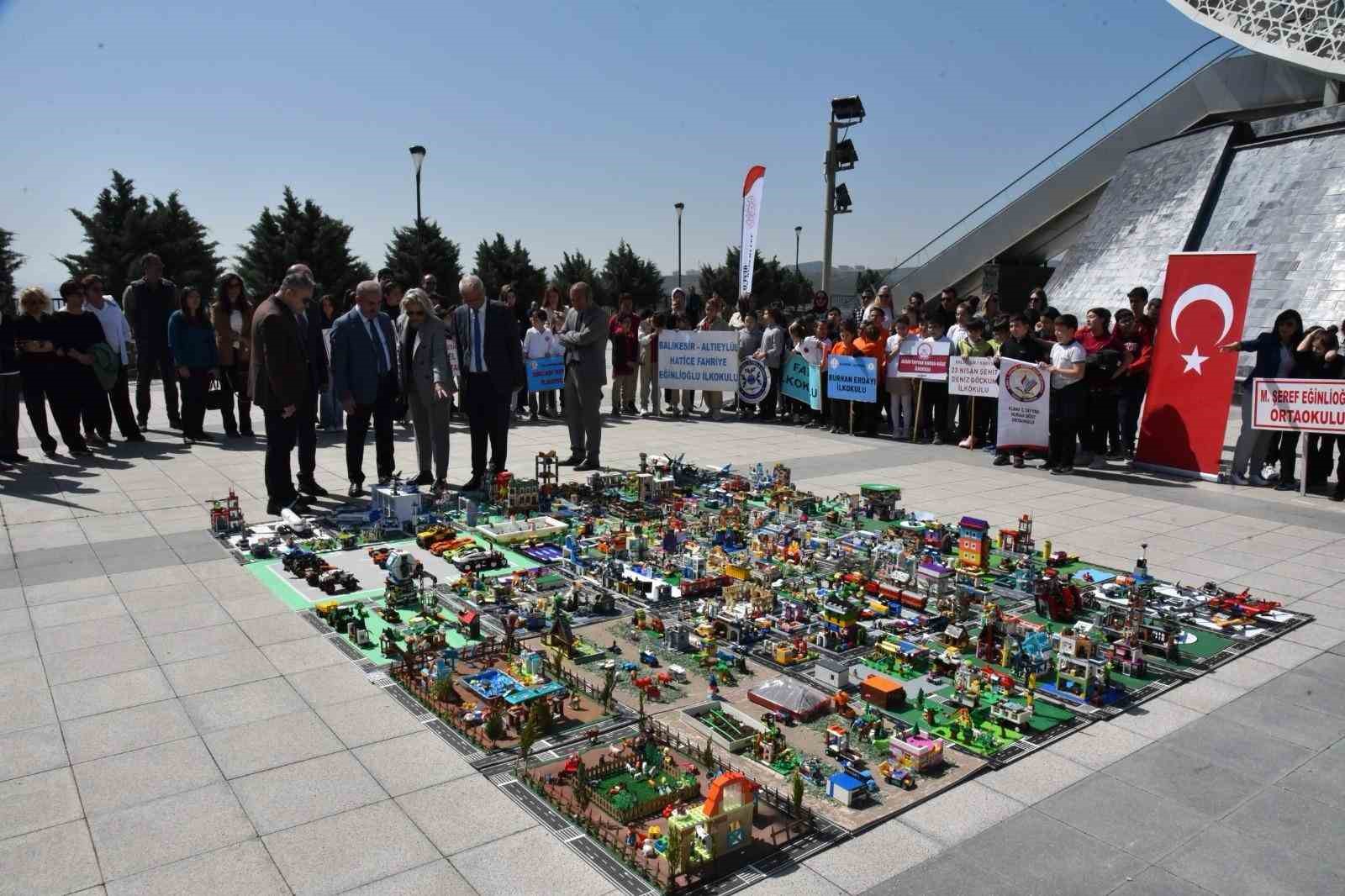 Öğrenciler 23 Nisan coşkusu ile Lego şehir inşa ettiler