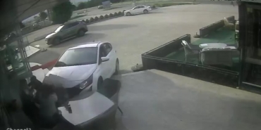 Önce motosiklet ile çarpıştı sonra mağazaya daldı