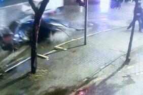 Yayaların ölümden kıl payı kurtulduğu, aracın hurdaya döndüğü kaza kamerada