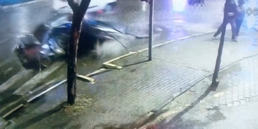 Yayaların ölümden kıl payı kurtulduğu, aracın hurdaya döndüğü kaza kamerada