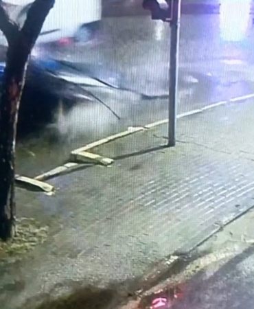 Yayaların ölümden kıl payı kurtulduğu, aracın hurdaya döndüğü kaza kamerada