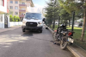 Kamyonetle çarpışan motosiklet sürücüsü ağır yaralandı