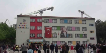 Toz, toprak ve vinçlerin arasında 2 yıldır zorlukla devam eden eğitim..