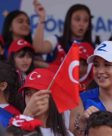 Rönesans Gönüllüleri 23 Nisan’ı deprem bölgesindeki çocuklar ile kutladı