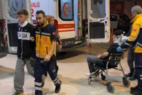 Yan bakma kavgasında 2 kişiyi silah kabzasıyla darp etti