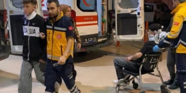 Yan bakma kavgasında 2 kişiyi silah kabzasıyla darp etti