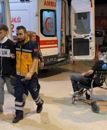 Yan bakma kavgasında 2 kişiyi silah kabzasıyla darp etti