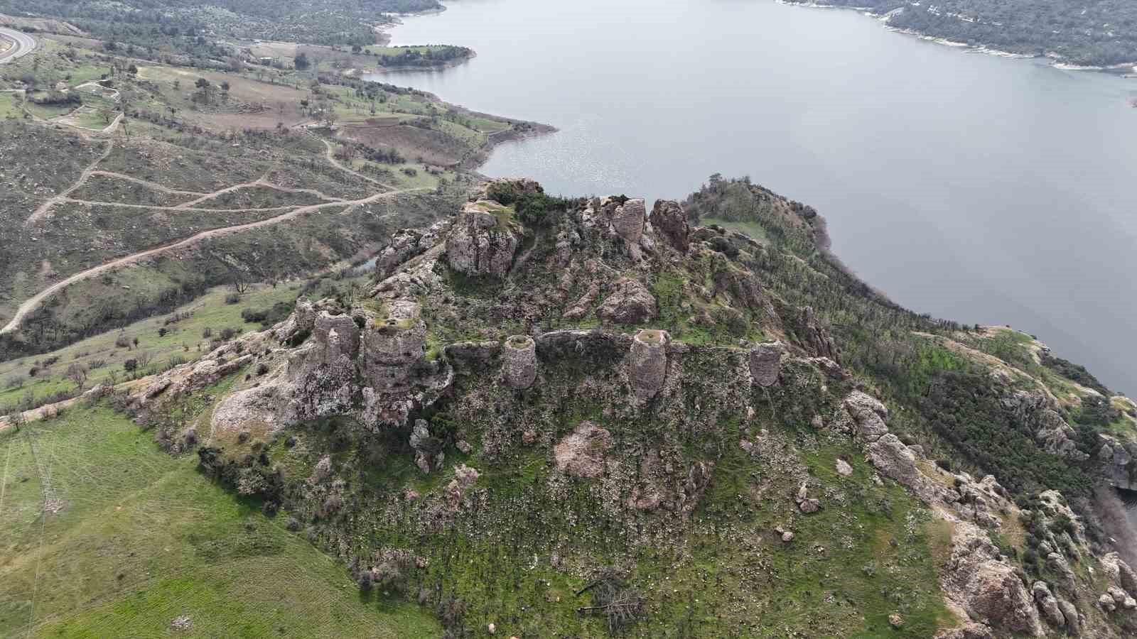 (ÖZEL) Çanakkale’de orman yangınlarında alevlere teslim olan Atikhisar Kalesi yeşermeye başladı