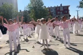 Flamingolar öğrenciler ile beraber dans ettiler