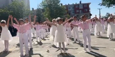 Flamingolar öğrenciler ile beraber dans ettiler