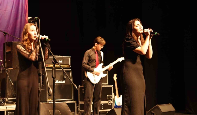 Liseli gençler müzik yeteneklerini sergiledi