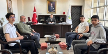 Kaymakam Memiş, bilgi yarışmasında dereceye giren öğrencileri ödüllendirdi
