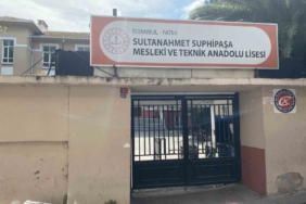 Fatih’te depremde hasar alan 2 okul tahliye edildi: Boşaltılan okullar havadan görüntülendi