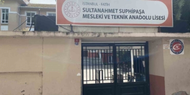 Fatih’te depremde hasar alan 2 okul tahliye edildi: Boşaltılan okullar havadan görüntülendi