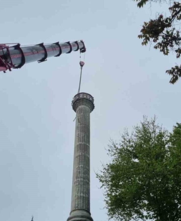 Beylikdüzü’nde Bakırcılar Sanayi Camii’nin eskiyen minaresi kontrollü olarak yıkıldı