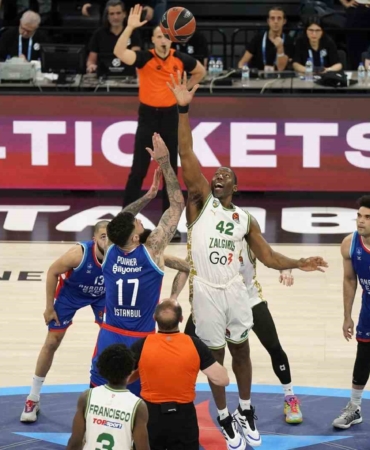 A. Efes, EuroLeague’de play-off’u garantiledi