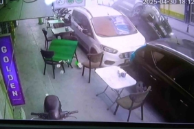 Yalova’da park halindeki araçlara çarpan cip yan yattı